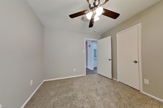 Building Photo - 21610 Crescent Heights St