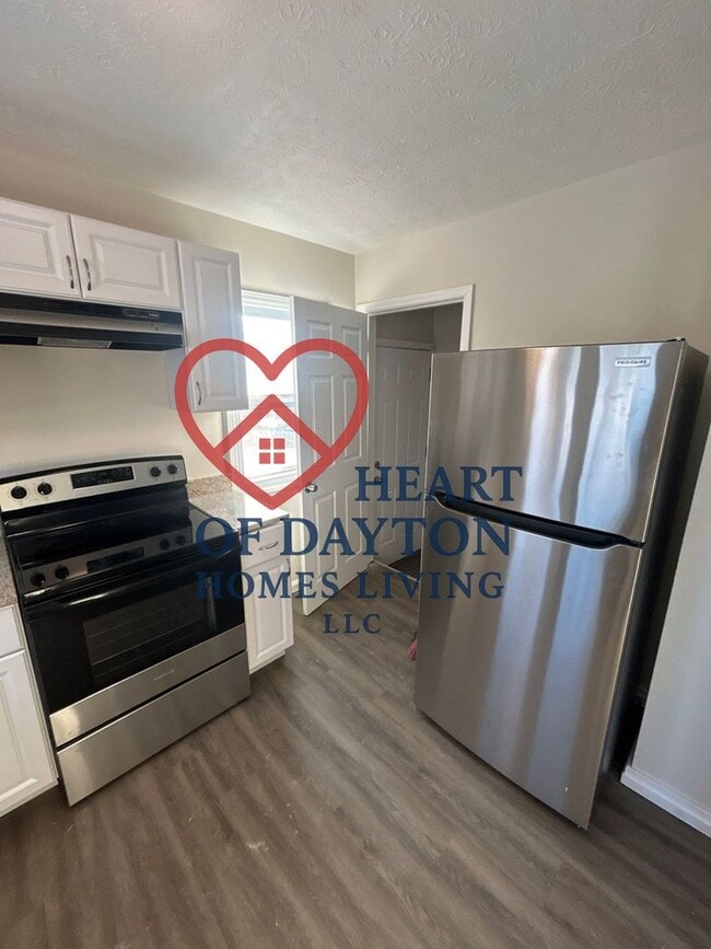 Building Photo - NEWLY RENOVATED 3BR/1BA