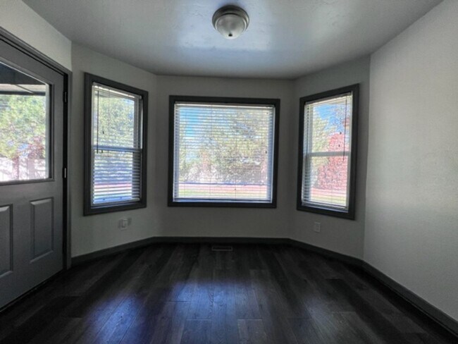 Building Photo - 3134 N Blue Springs Ave