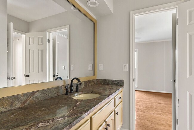 Building Photo - Beautiful 4 Bed 2.5 Bath Available Now!