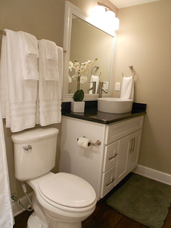 Building Photo - 1626 17th Ave E