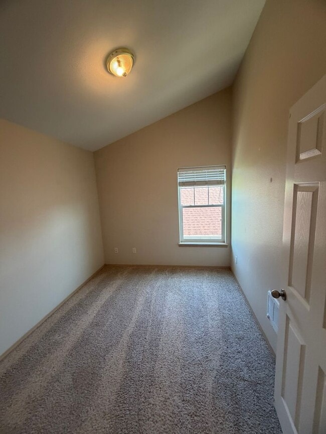 Building Photo - Charming 2-Story Townhome with Vaulted Ceilings