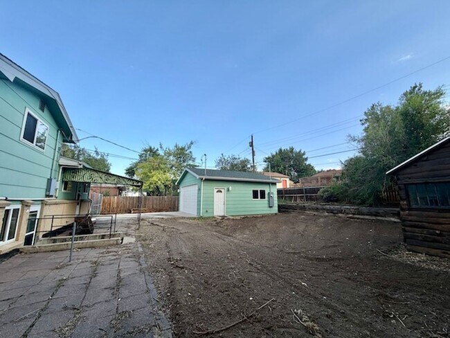 Building Photo - 387 S Queen Cir
