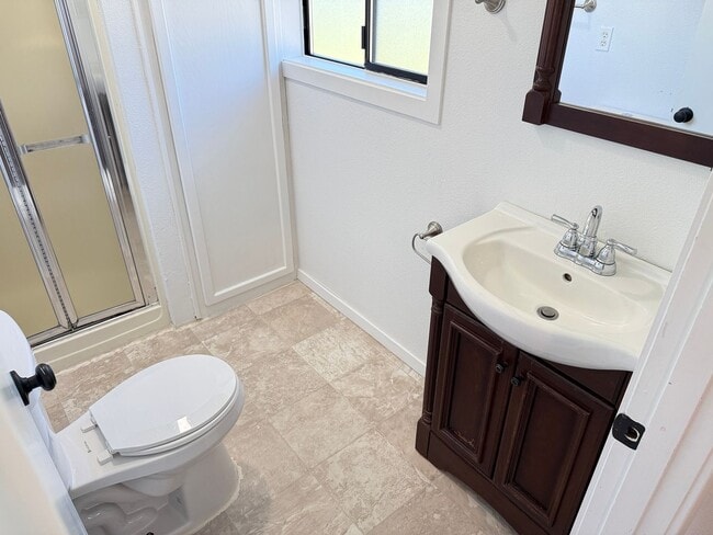 Building Photo - Discover this 3-bedroom 2-bathroom house in a great neighborhood!