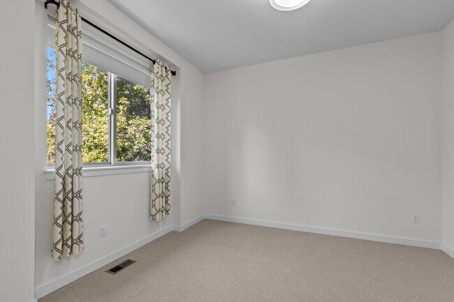 Building Photo - 4bd/2.75ba Seattle Home