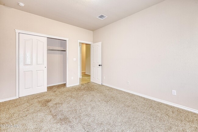 Building Photo - 5601 Valley Maple Dr
