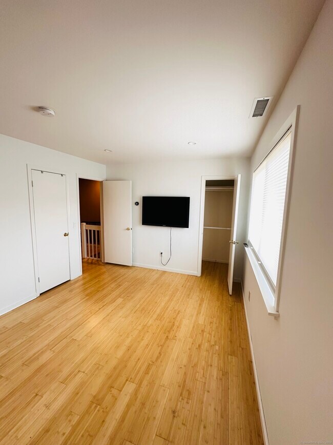 Building Photo - 7 Elm St