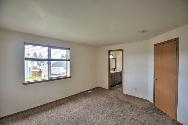 Building Photo - Fantastic 4 bedroom home in excellent loca...
