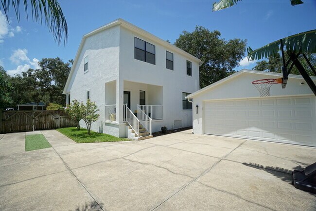 Building Photo - Unique South Tampa 3/3/2 Home