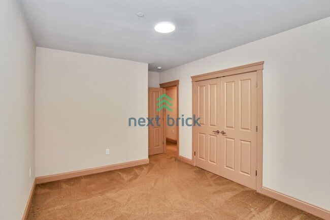 Building Photo - 4 BED & 2.5 BATH TOWNHOUSE FOR RENT