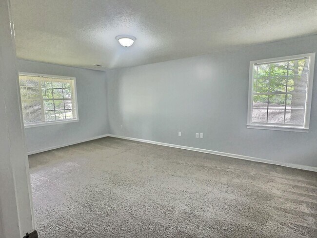 Building Photo - 1562 Holly Hill Dr