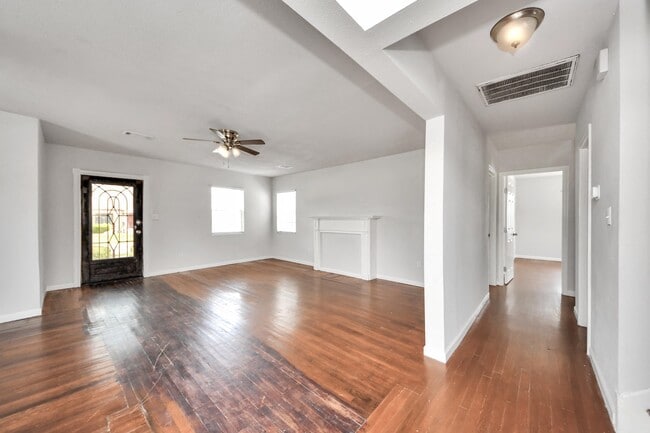 Building Photo - 7504 Elm St