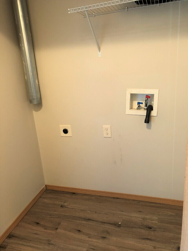 Laundry hookups - 2619 E Conquest St