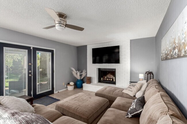 Building Photo - 2739 S Emerson Cir