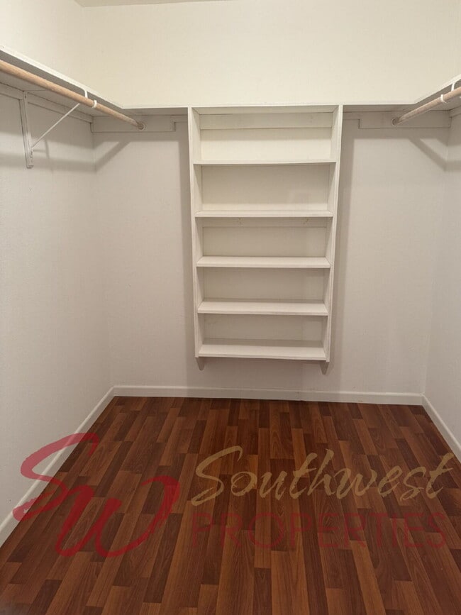 Building Photo - Outstanding 3 bedroom with extra bonus room and screened in porch!