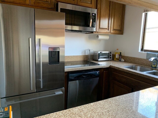 Kitchen - 456 S Spalding Dr