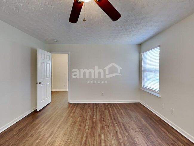 Building Photo - 328 Meadows Ln