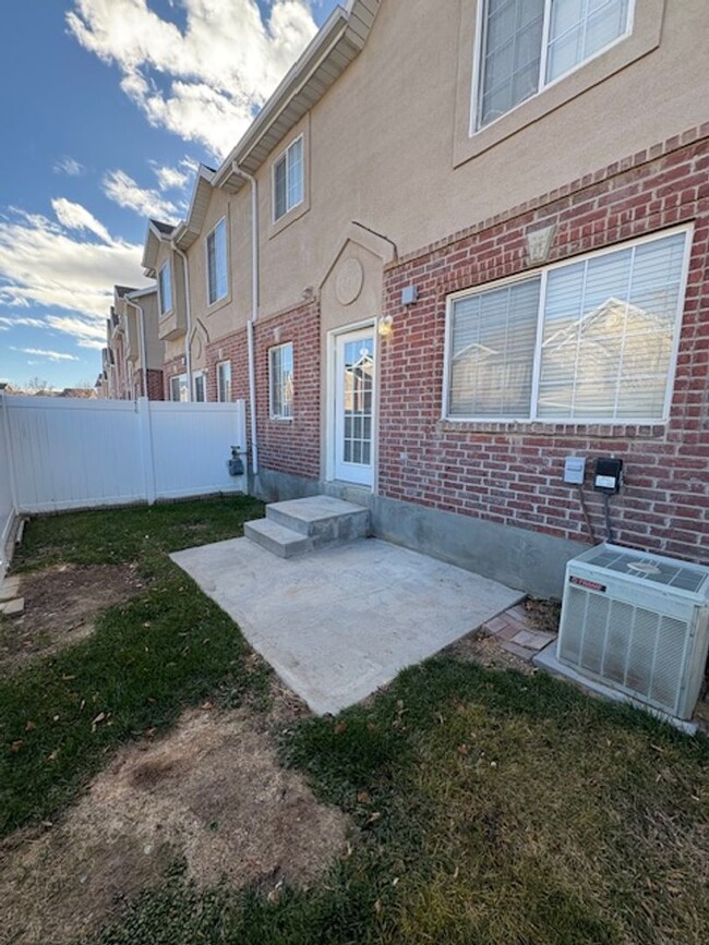 Building Photo - 3 Bedroom Townhome in South Jordan!