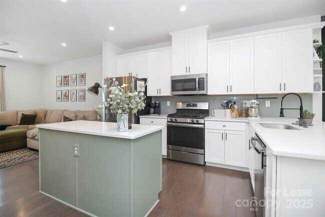 Building Photo - 256 Parkwood Ave