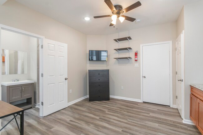 Building Photo - 917 W Duncannon Ave