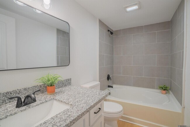 Building Photo - 30114 Oak St