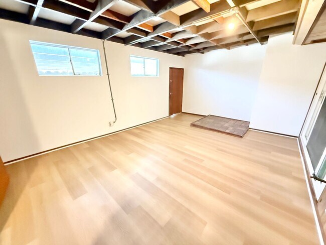 Building Photo - 4661 Larwin Ave