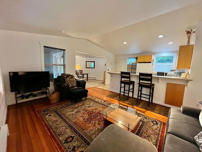 Building Photo - 1574 Park View Dr NE