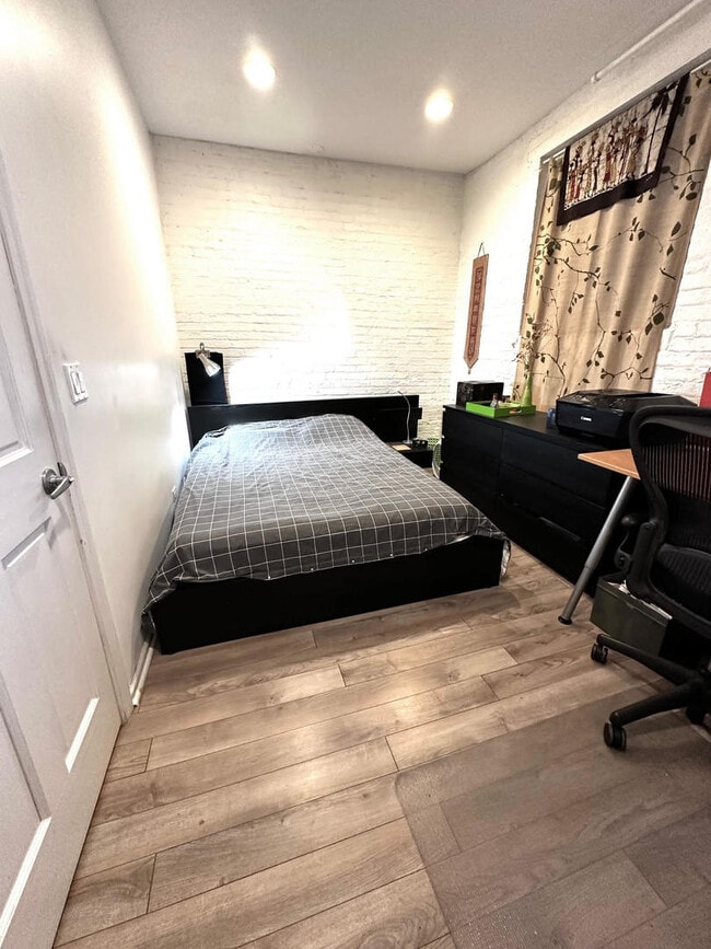 Building Photo - 2921 N Pine Grove Ave