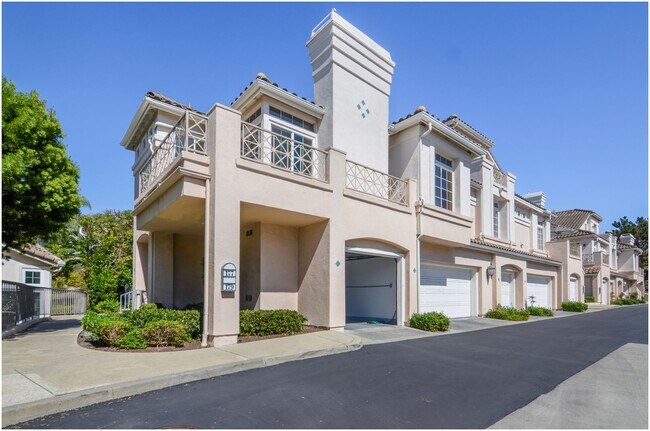 Building Photo - 2 Bedroom Condo in the Breakers!