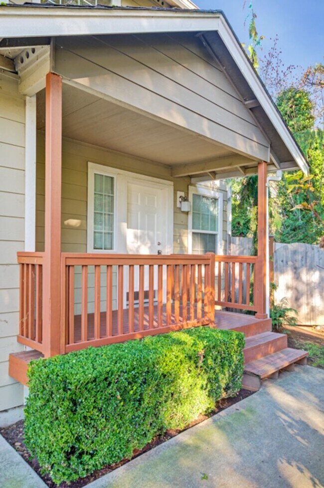 Building Photo - **$500 MOVE IN CREDIT if move in occurs pr...