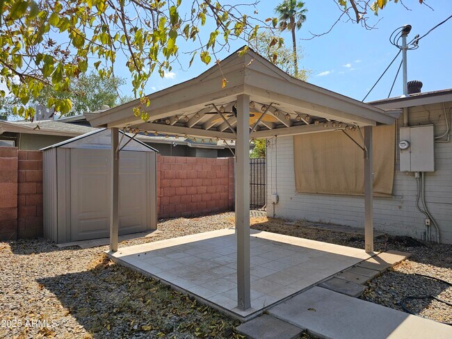 Building Photo - 4521 S Forest Ave