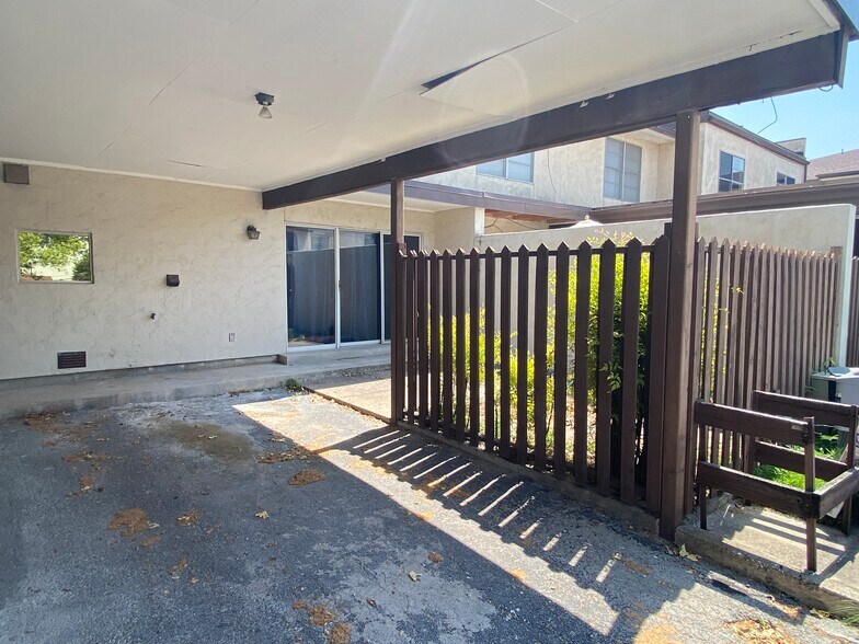 Building Photo - 100 Royal Way Dr