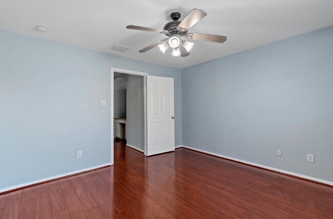 Building Photo - 2611 S Breeze Dr