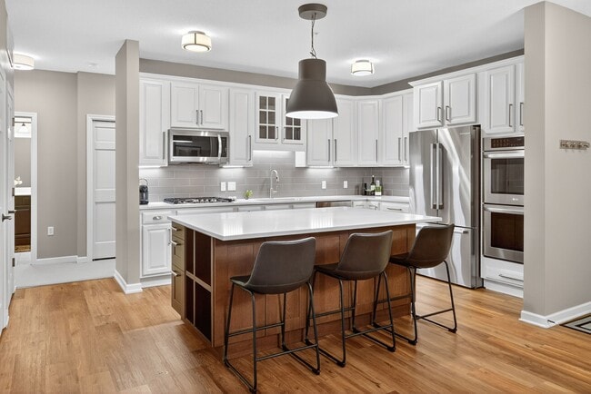 Building Photo - 5250 Grandview Square