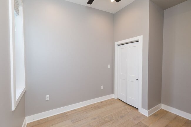 Building Photo - Beautifully Updated 4 Bed/3.5 Bath Row-Hom...