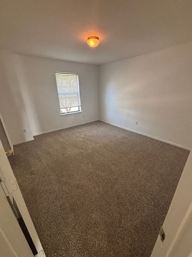 Building Photo - Move-In Ready 4-Bedroom Home with New Floors and Fresh Paint!