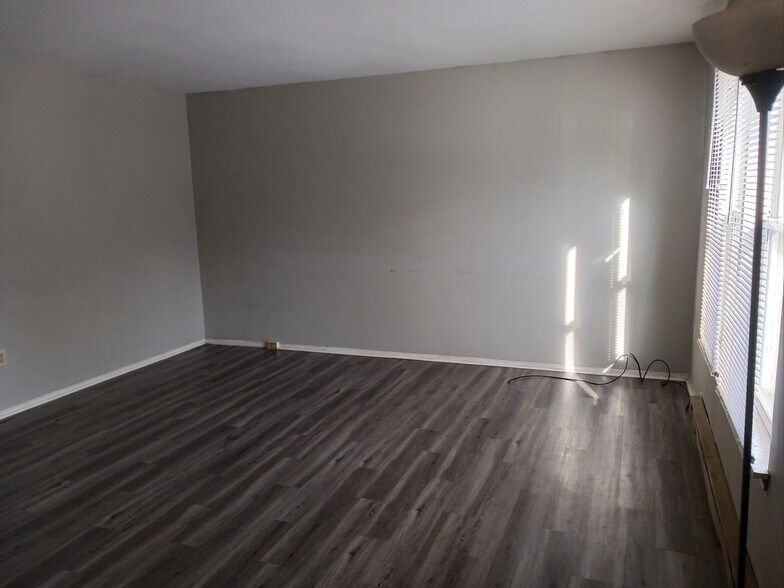 Building Photo - 156 Carnival Dr