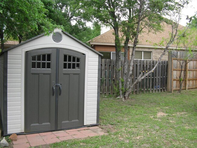 Building Photo - 806 Woodland Park Dr
