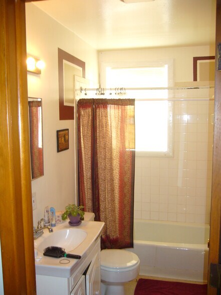 Mian Floor Bath- Lived in Look - 2824 Texas Ave S