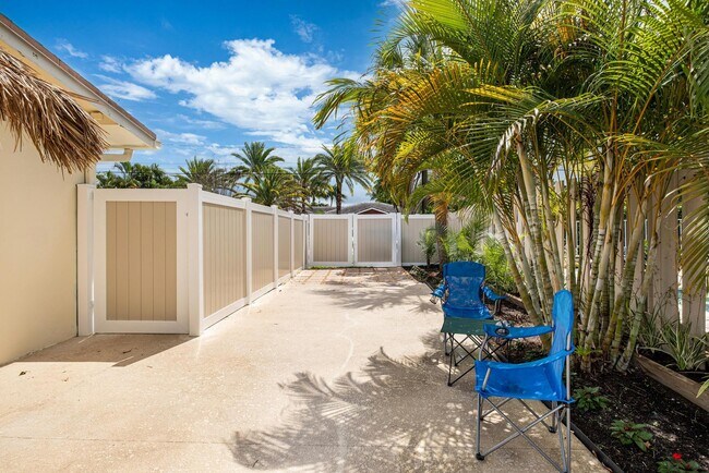 Building Photo - 2611 NE 16th St