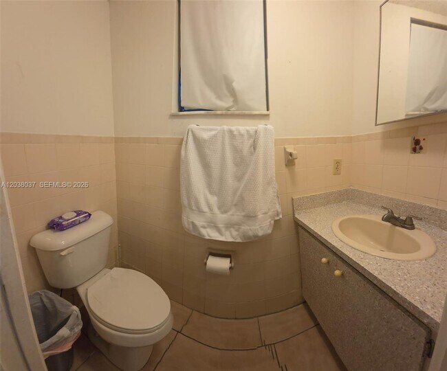 Building Photo - 2560 W 60th St