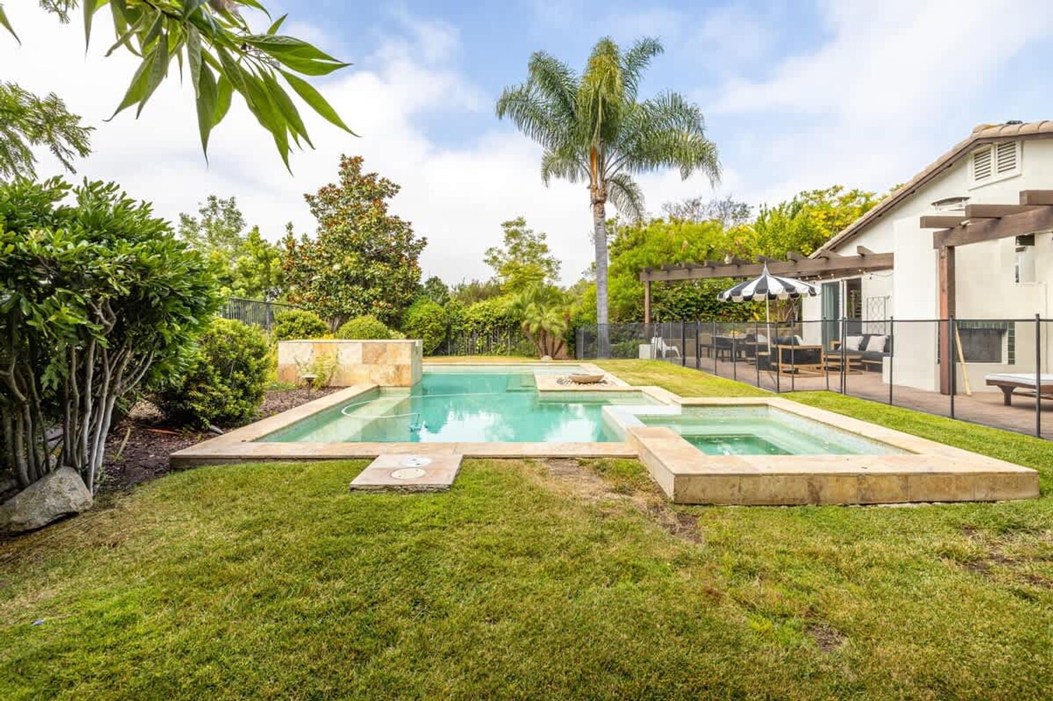 Building Photo - 818 Sunset Dr
