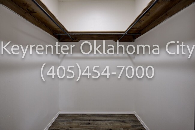 Building Photo - Massive 3BD/2BTH Home Minutes from the Highway.