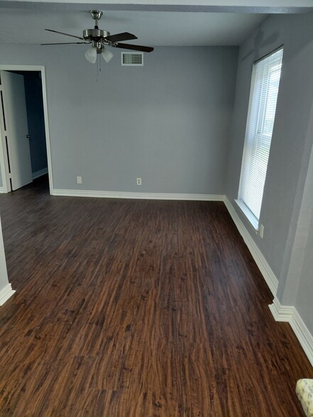 Breakfast nook - 6000 Westridge Ln