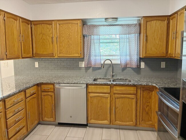 Building Photo - Spacious 5 Bed, 3 Bath Home for Rent in Idaho Falls!