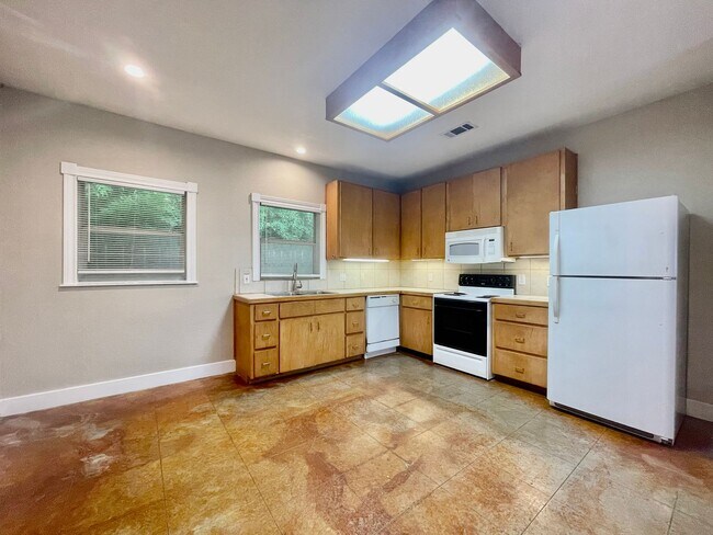 Building Photo - 705 Smith Dr