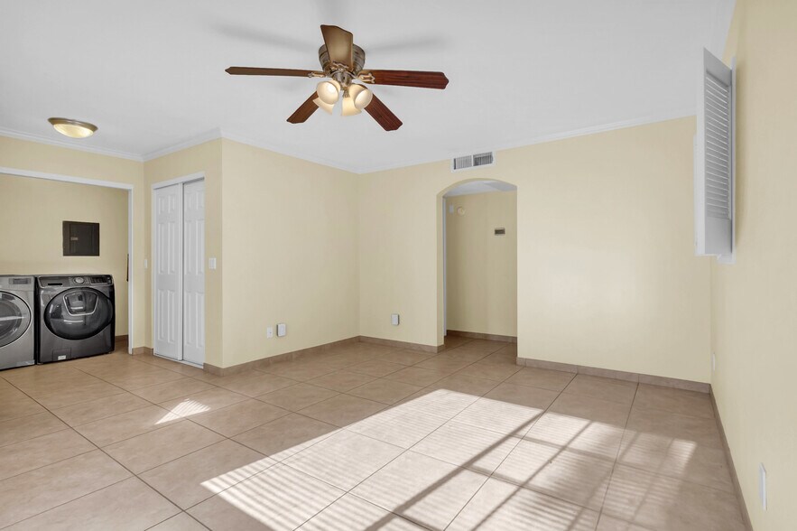 Building Photo - 925 S Longmore