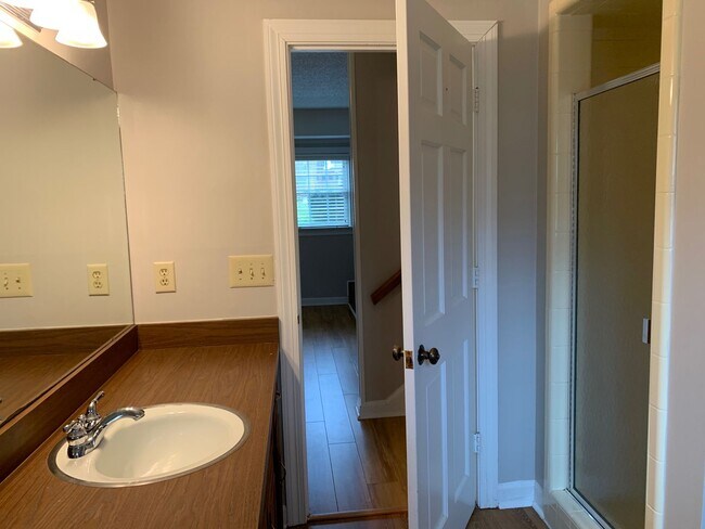 Building Photo - Spacious 4 Bed | 3 Bath Split Level Home i...