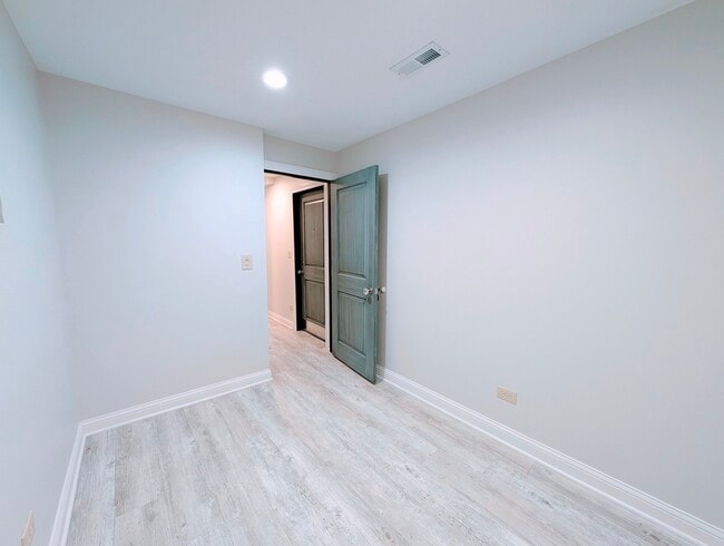 Building Photo - 3334 S May St