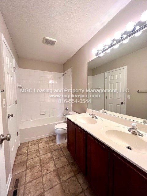 Building Photo - 8426 N Ava Ave